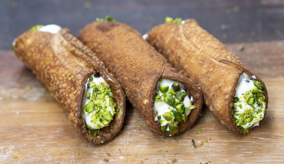 Cannoli siciliens garnis de ricotta et d'éclats de pistache