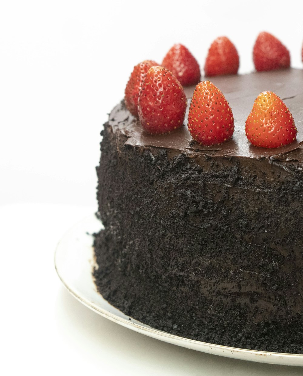 bolo de chocolate com morango na placa de cerâmica branca