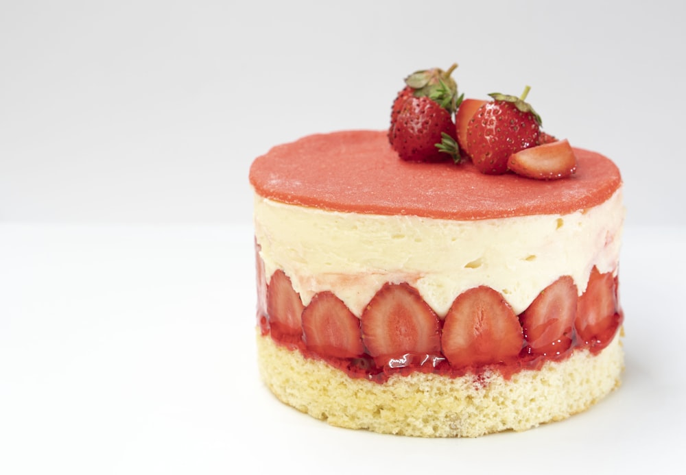 gâteau aux fraises sur surface blanche