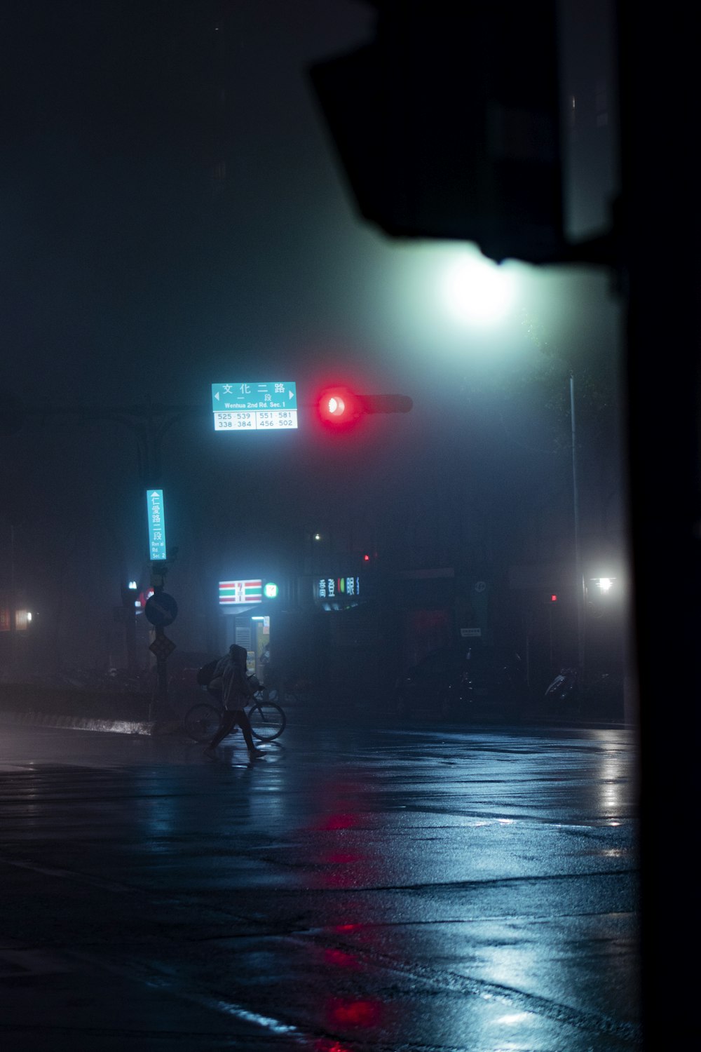 Persona que anda en bicicleta por la carretera durante la noche
