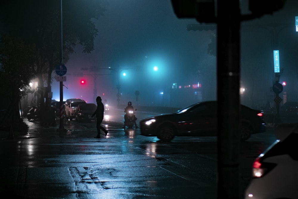 Personas que caminan por el carril peatonal durante la noche