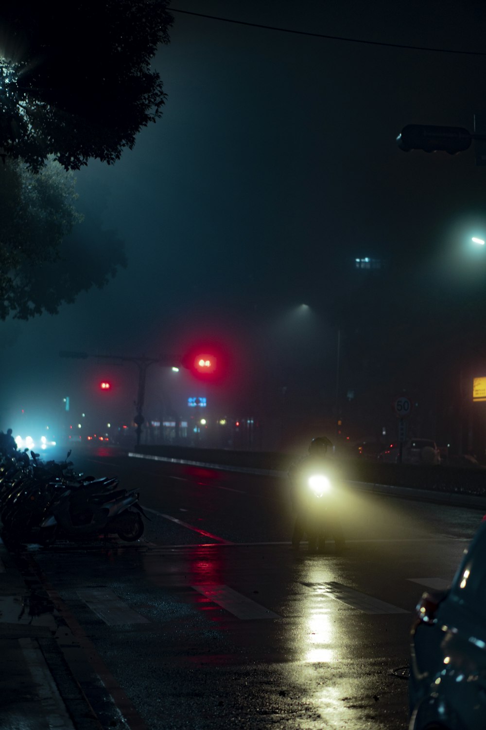 Voitures sur la route pendant la nuit