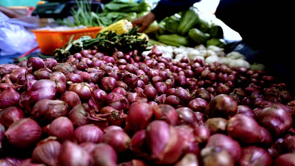 rote runde Frucht auf grünem Plastikkorb