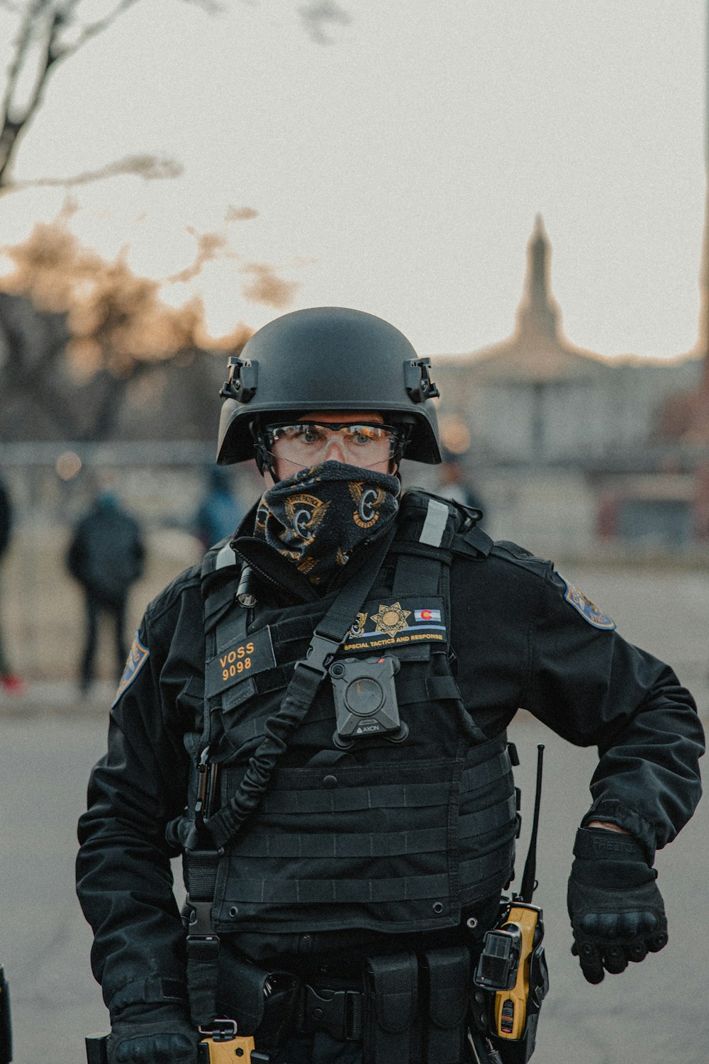 uomo in uniforme nera della polizia che indossa il casco