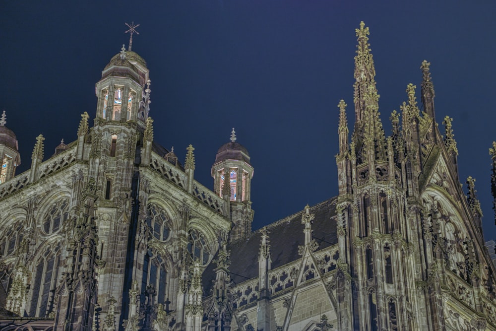 Iglesia de hormigón gris bajo el cielo azul durante el día