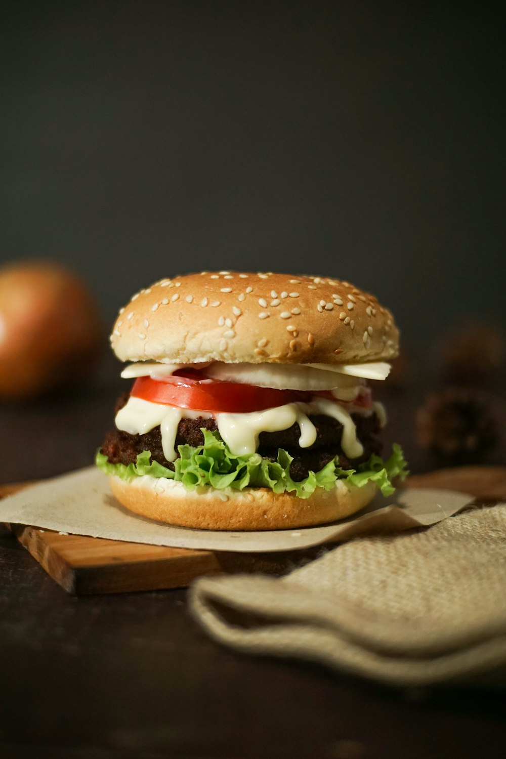 hambúrguer com alface e tomate