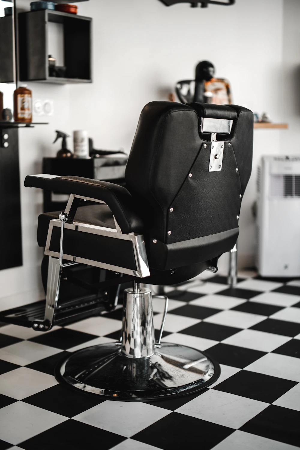 Kursi barber kulit di ruang salon shaverinfoformen.com