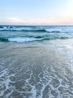 ocean waves crashing on shore during daytime