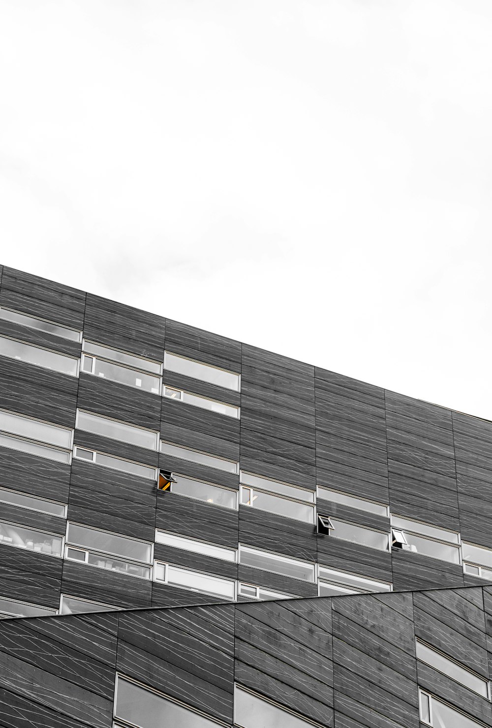 Graues Betongebäude unter weißem Himmel tagsüber