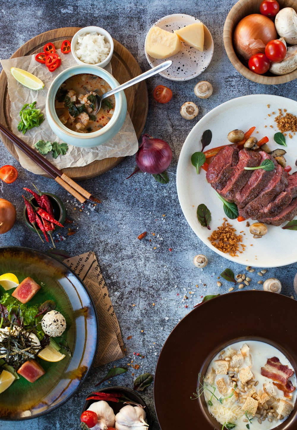 geschnittenes Fleisch auf weißer Keramikplatte