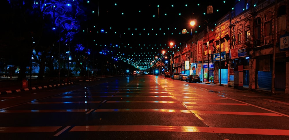 Calle de la ciudad con las luces encendidas durante la noche