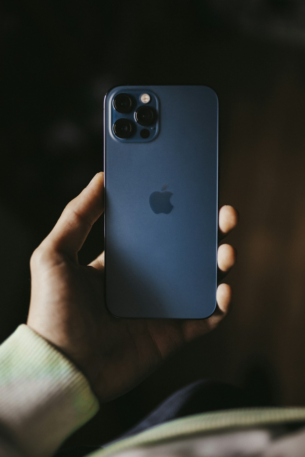 iPhone 5 C azul con funda azul para iPhone
