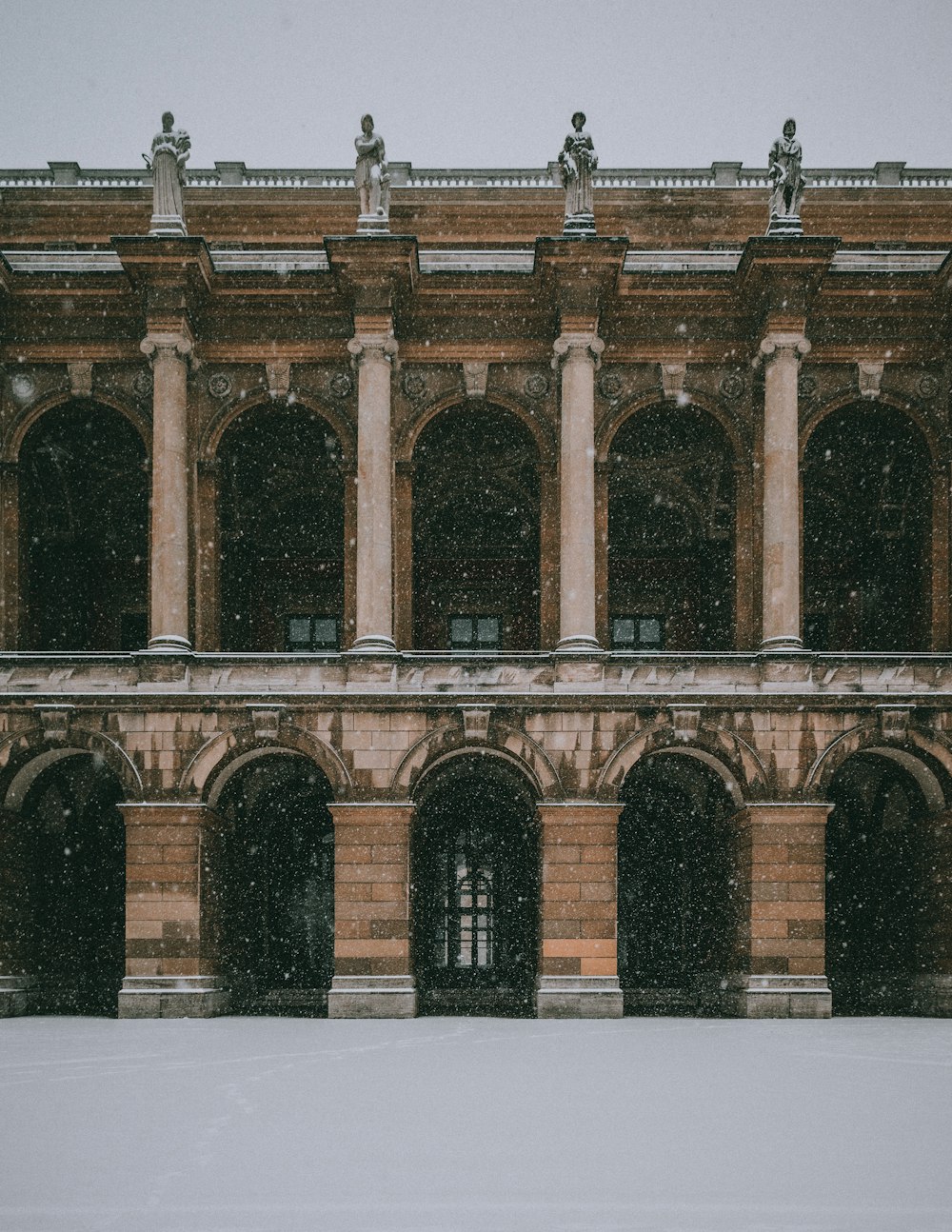 Edificio de hormigón marrón durante el día