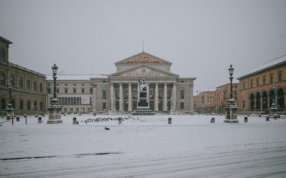 edificio in cemento marrone e bianco durante il giorno