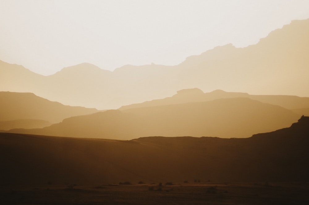 silhouette di montagne durante il giorno