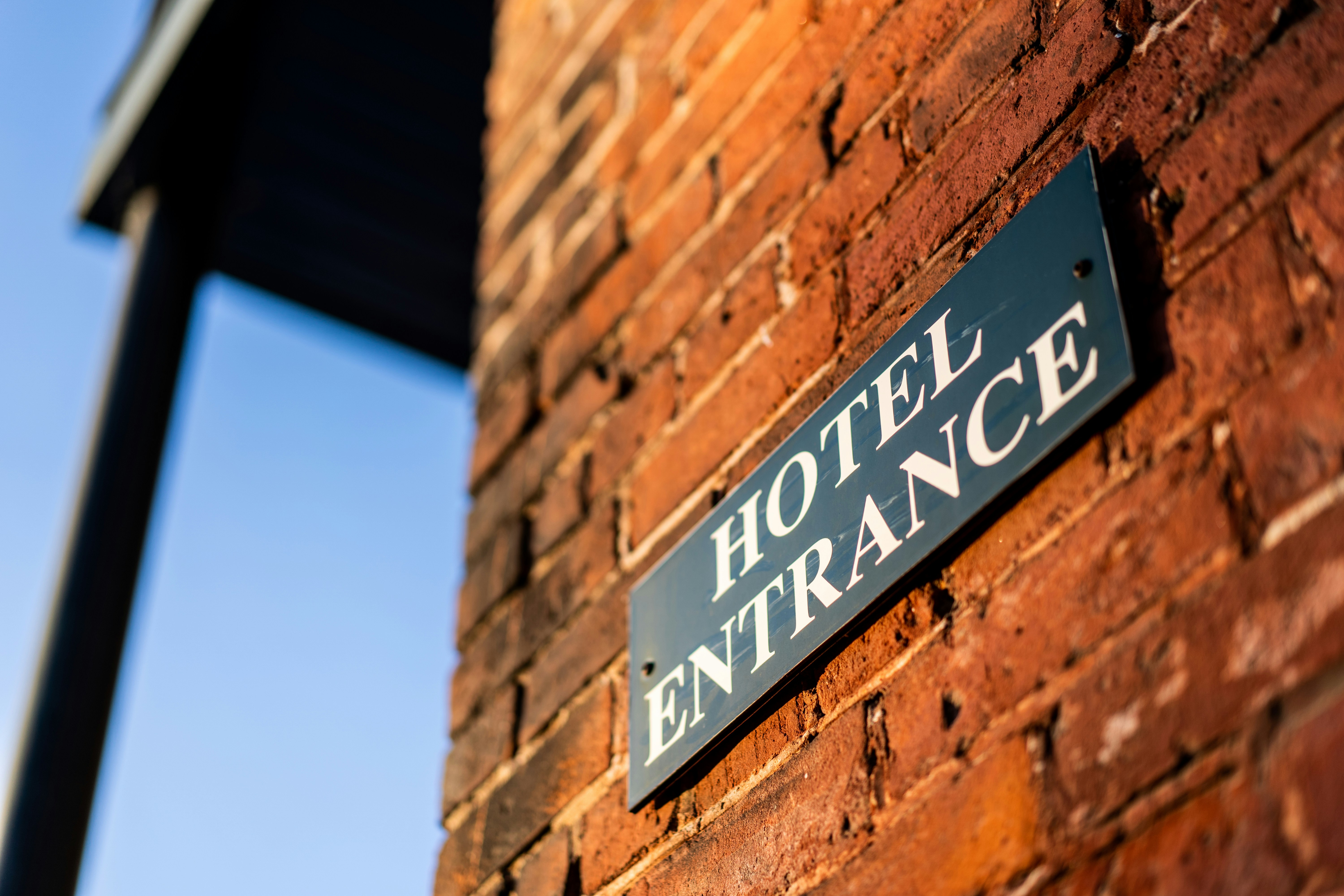 https://images.unsplash.com/photo-1611318789548-b25e67b1443e?ixid=M3w2MjYzNjJ8MHwxfHNlYXJjaHwzfHxBc2NlbnQlMjBIb3NwaXRhbGl0eSUyME1hbmFnZW1lbnR8ZW58MHwwfHx8MTc1Mjg2NTU3M3ww&ixlib=rb-4.1.0