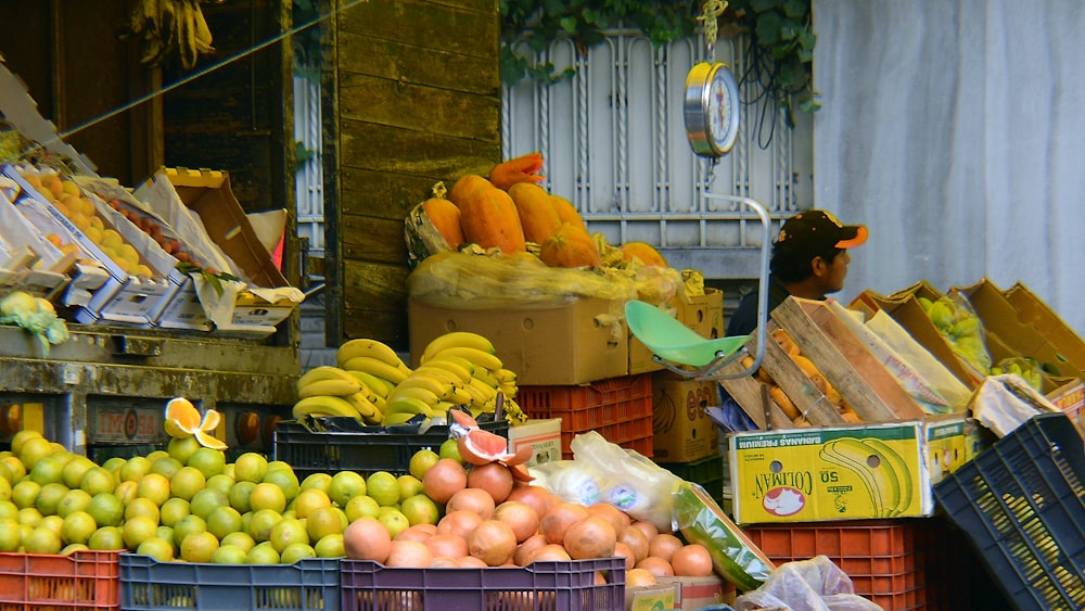 frutas en caja de plástico azul