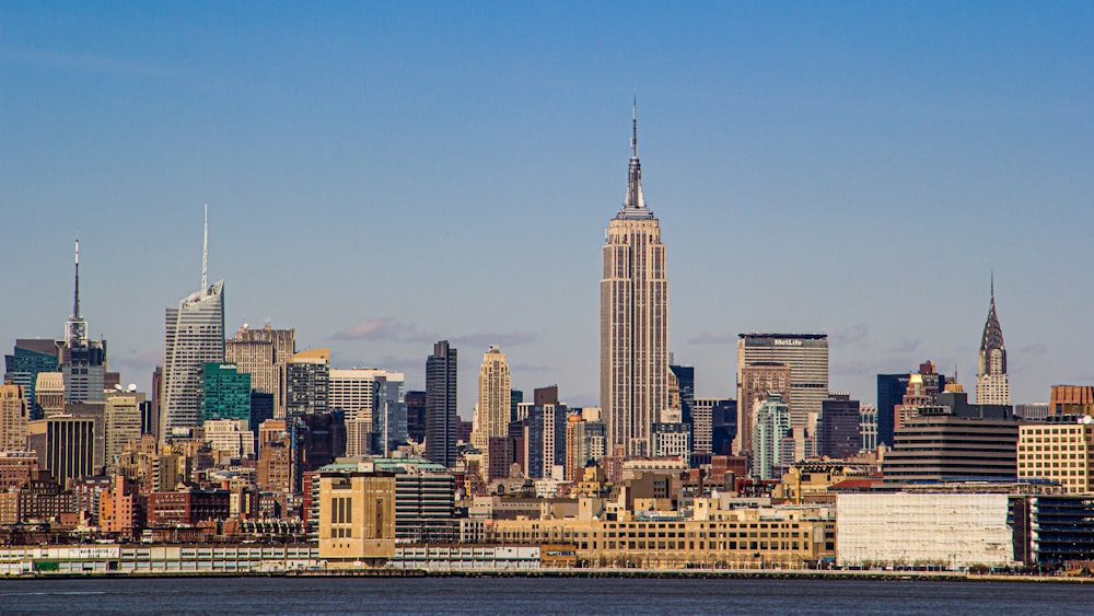 Horizon de la ville sous le ciel bleu pendant la journée