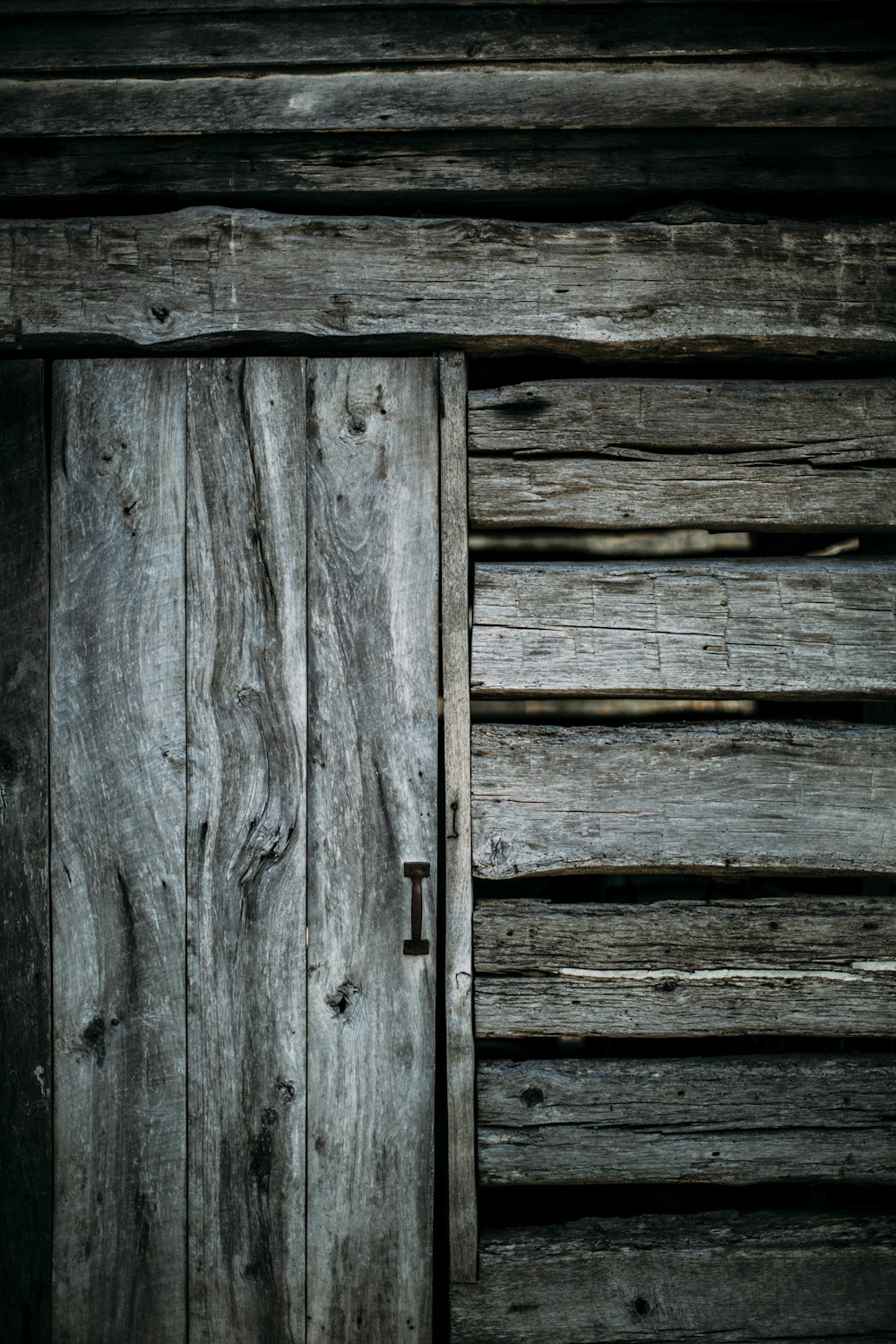 Foto en escala de grises de la valla de madera