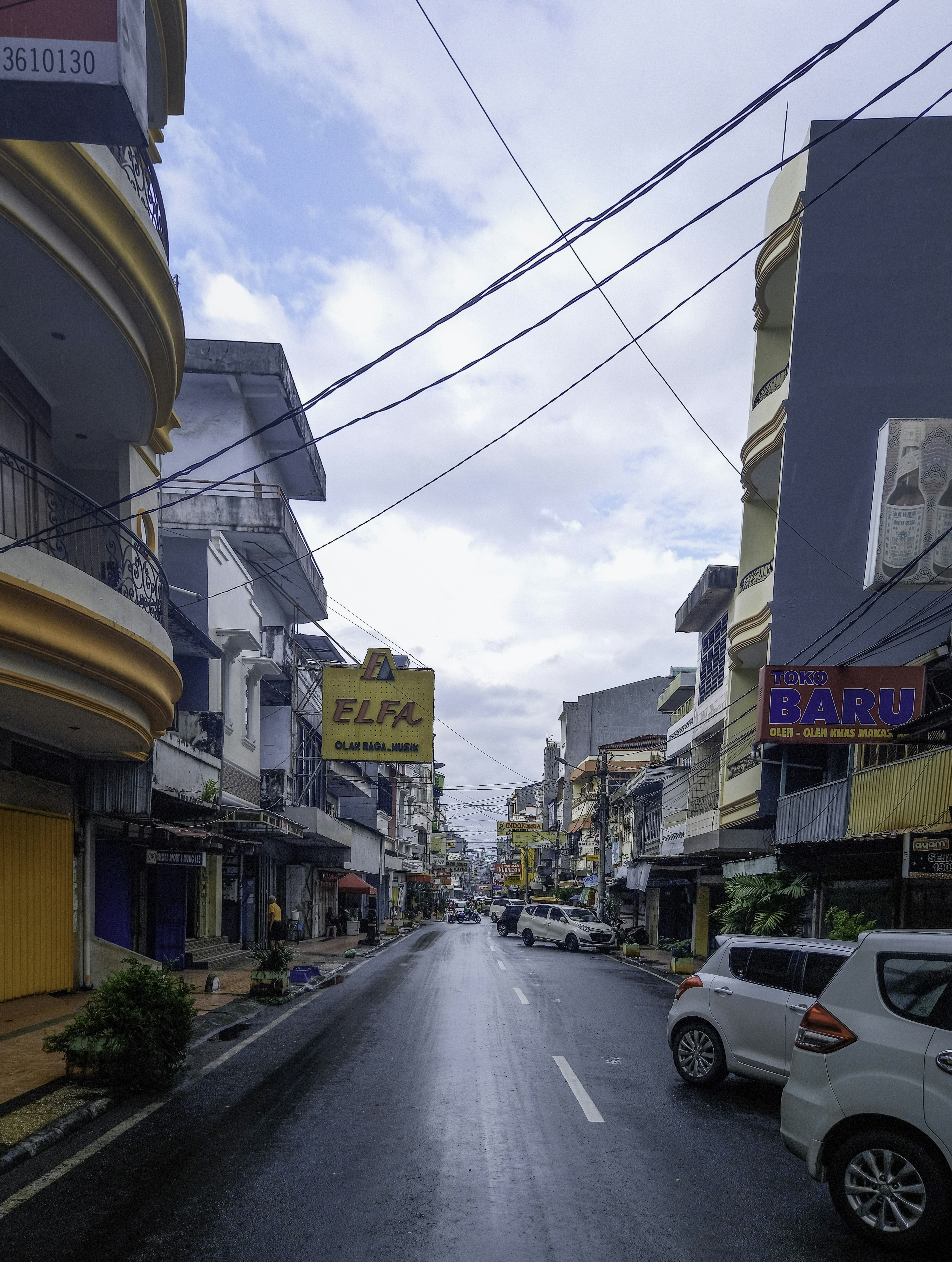 mobil yang diparkir di pinggir jalan pada siang hari