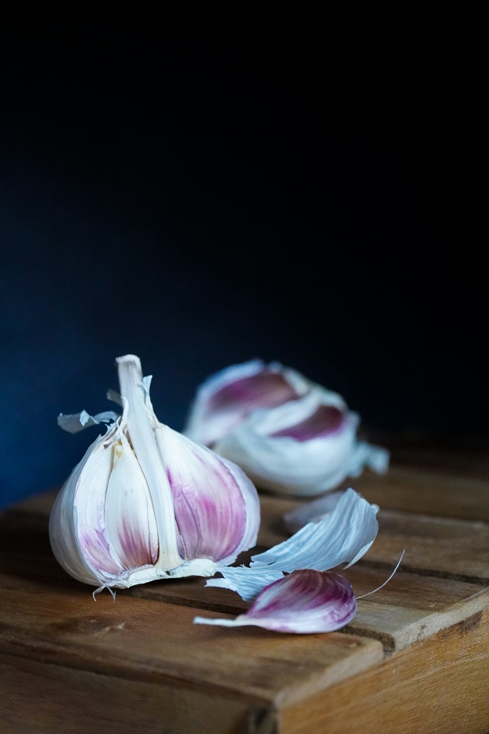 rosa und weiße Blütenblätter auf braunem Holztisch