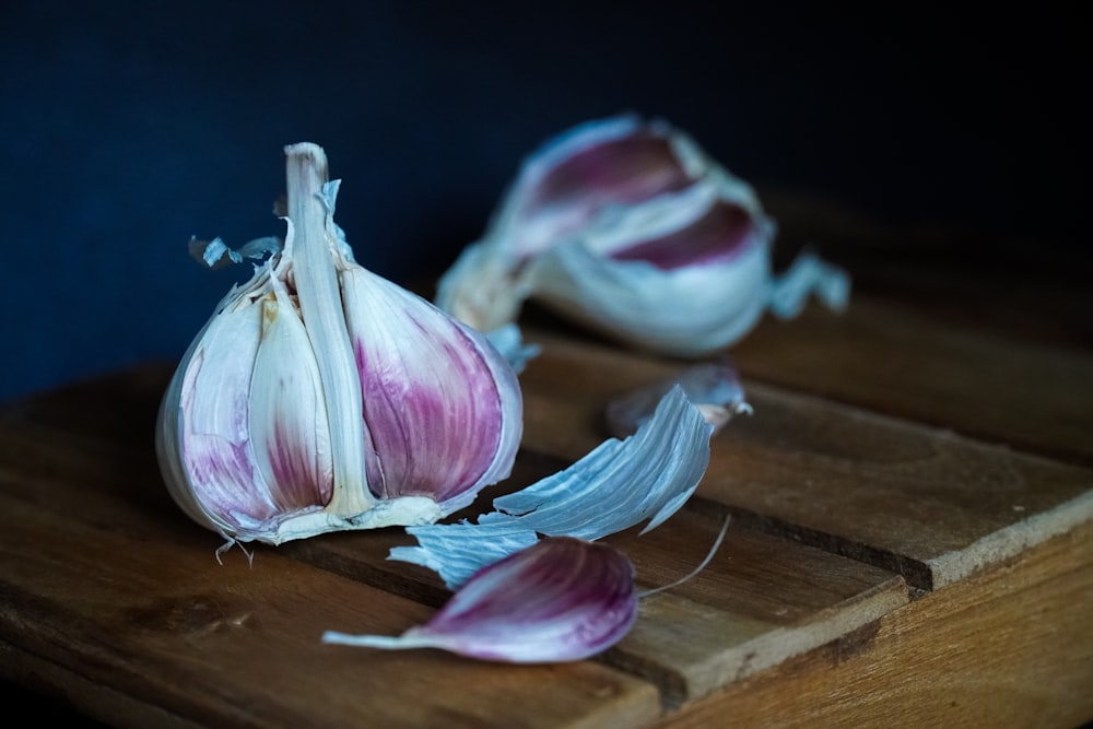 茶色の木製のテーブルに白と紫の花びら