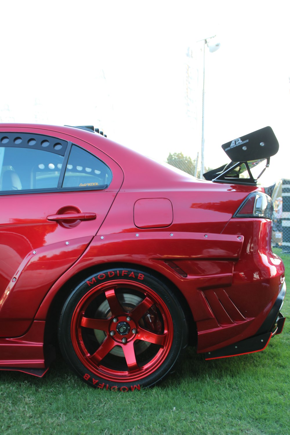 voiture rouge dans un parking