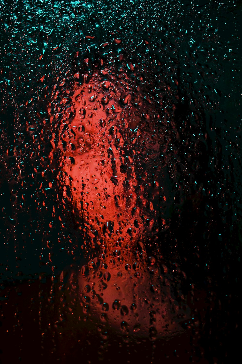 gotículas de água no vidro durante a noite