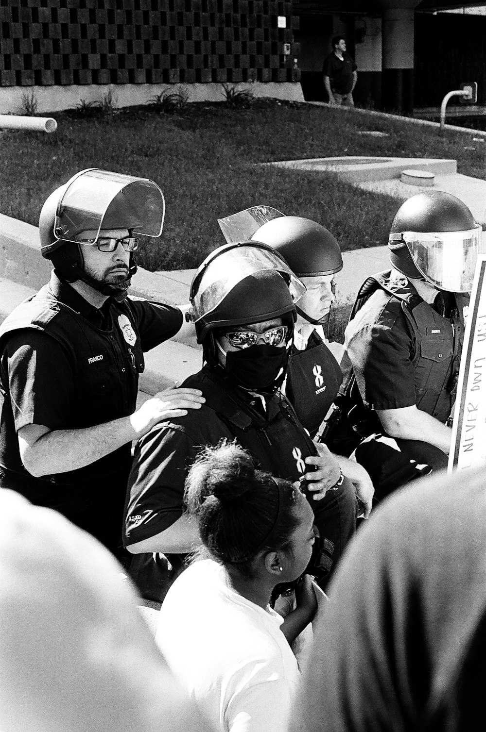 Photo en niveaux de gris d’hommes portant un casque et un casque