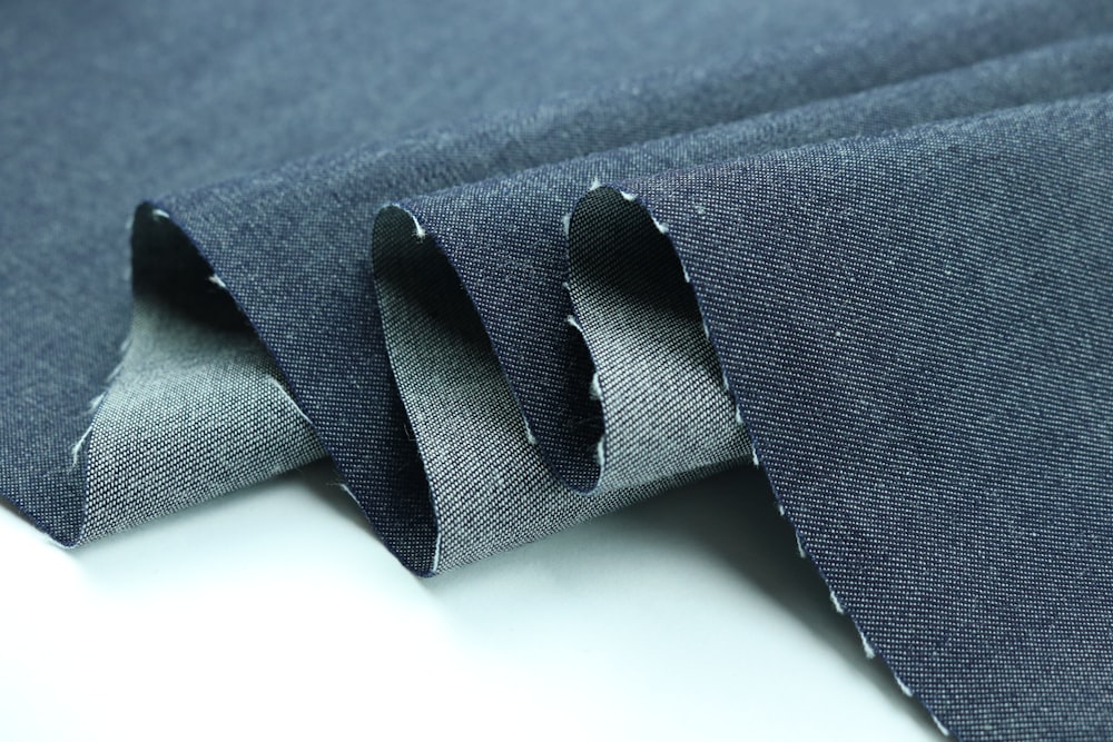 Correa negra sobre textil azul