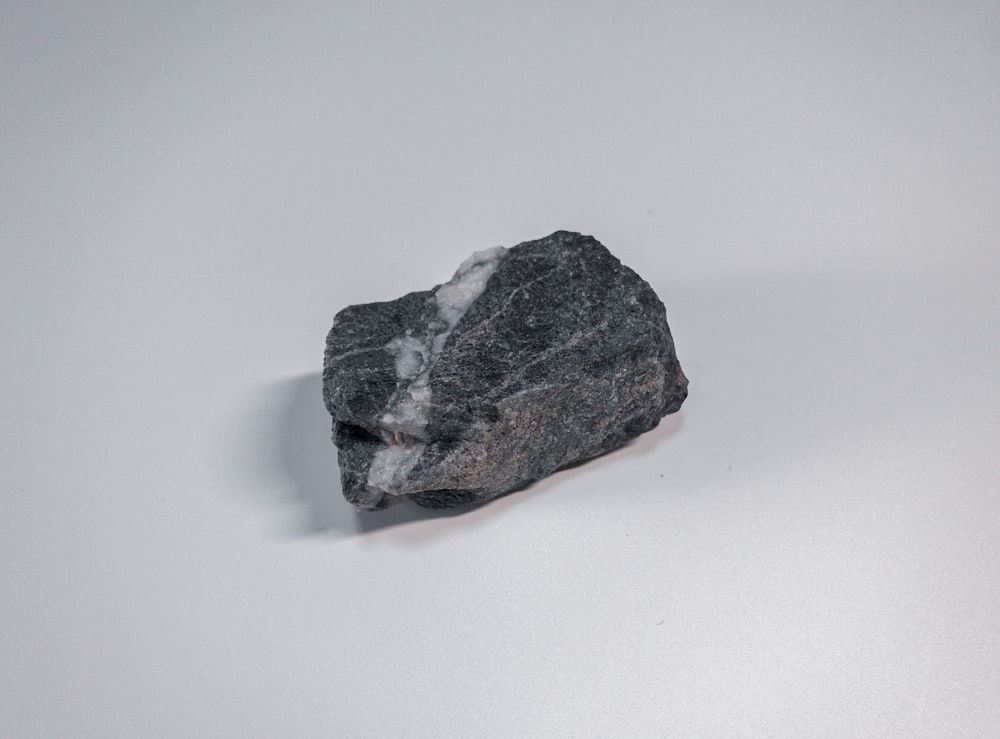 pedra cinzenta e preta na superfície branca