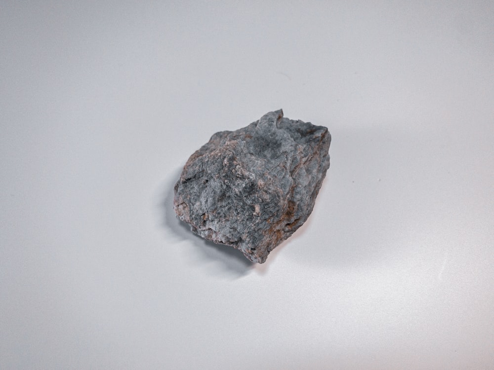 brauner und schwarzer Stein auf weißer Oberfläche