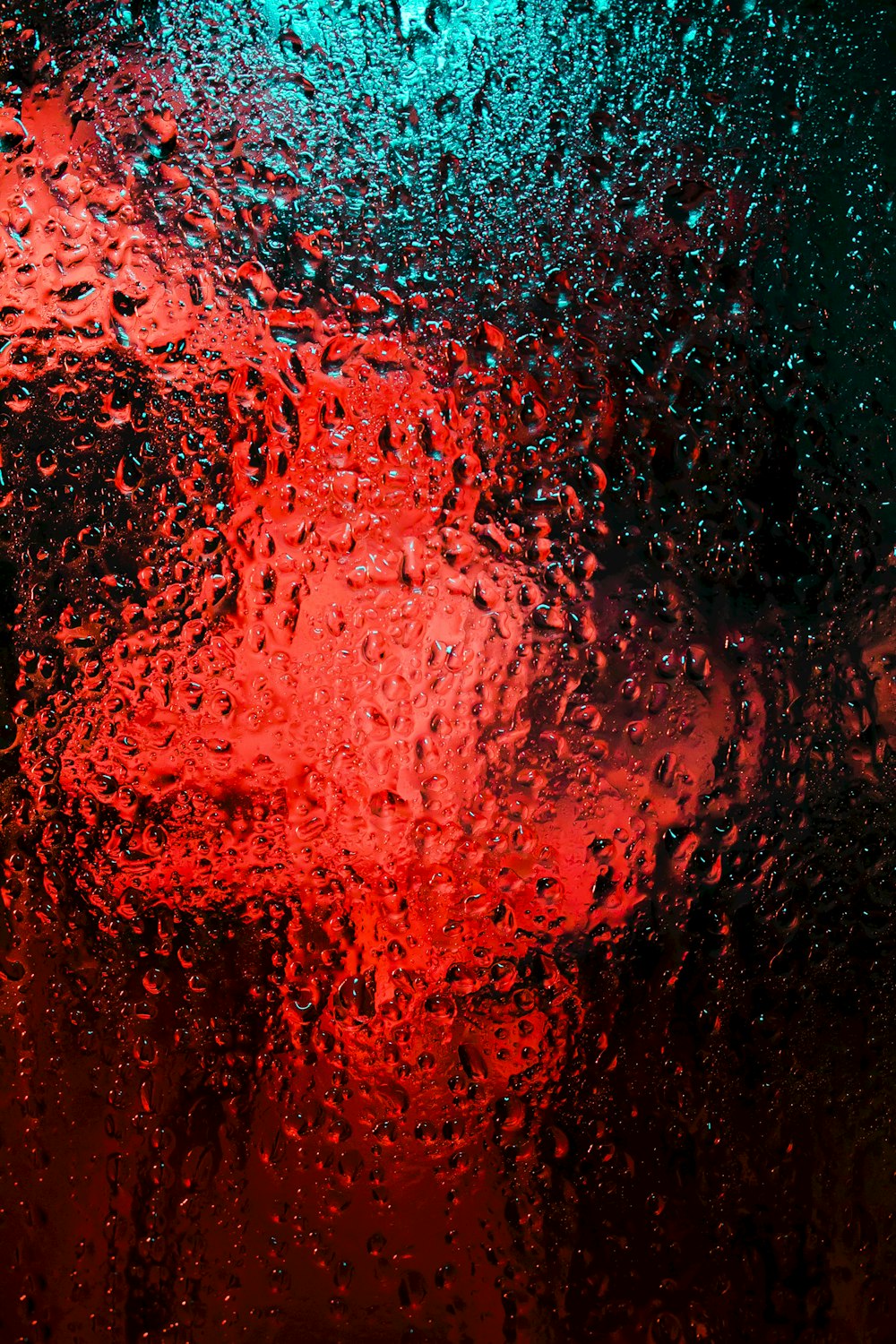 gouttelettes d’eau sur panneau de verre