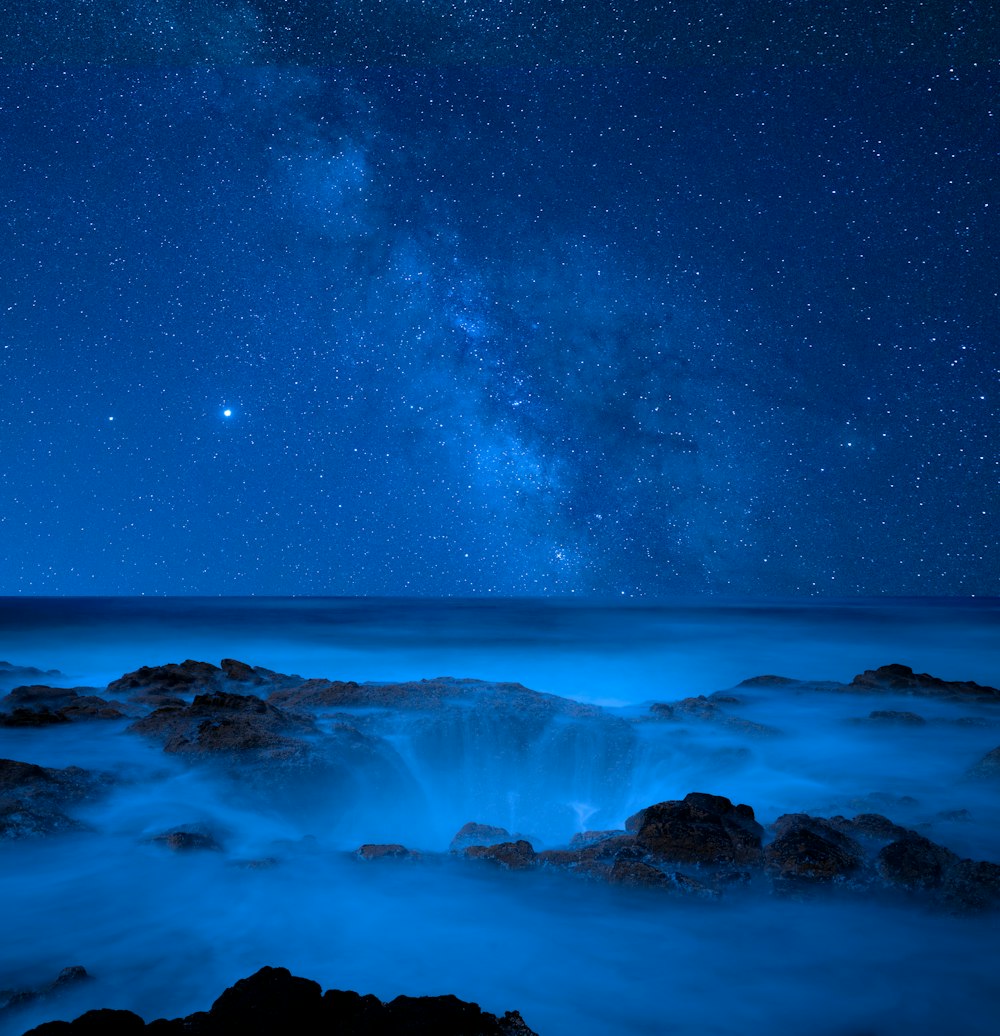 cielo blu con nuvole bianche