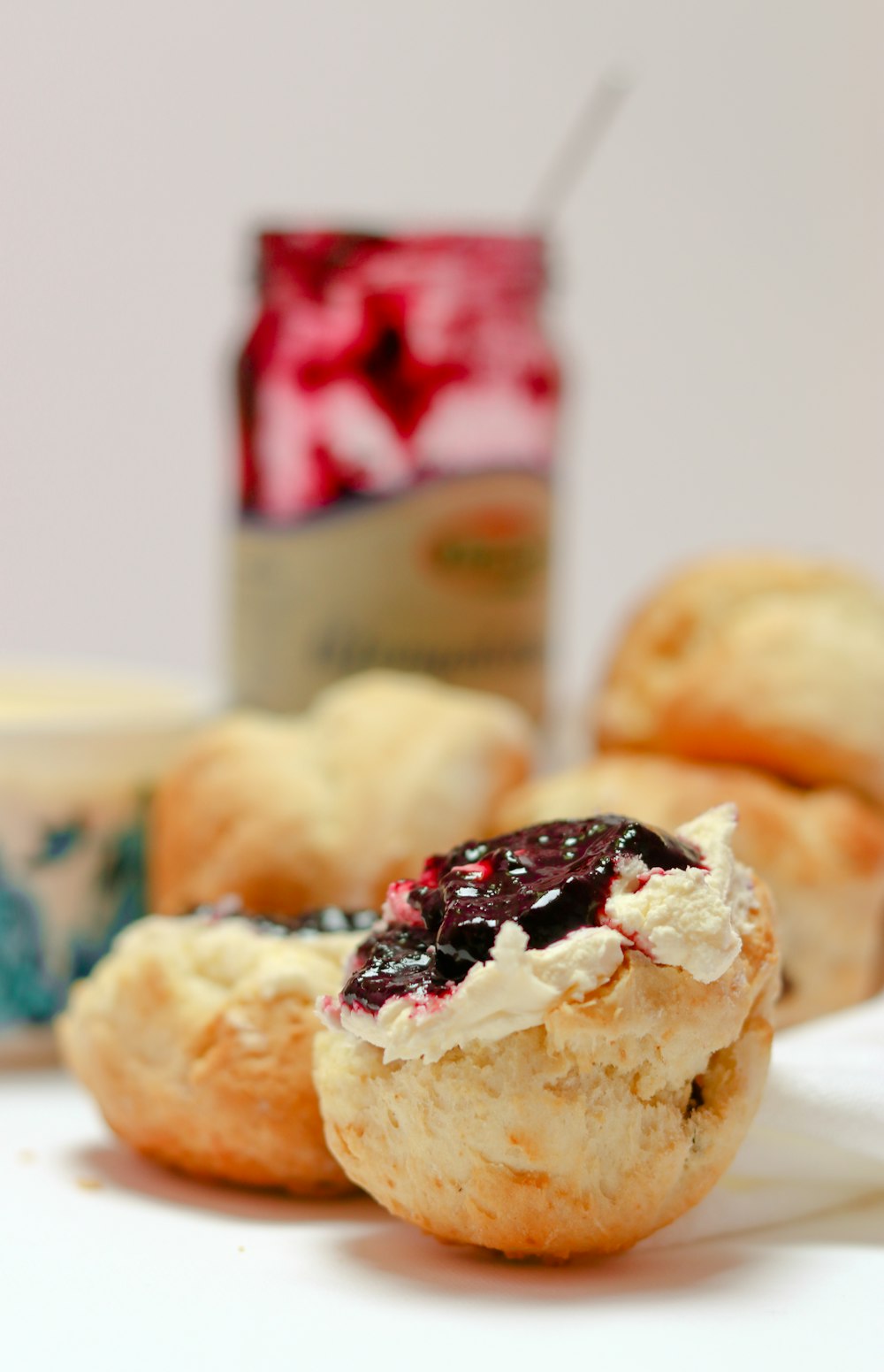 pão integral com creme branco por cima