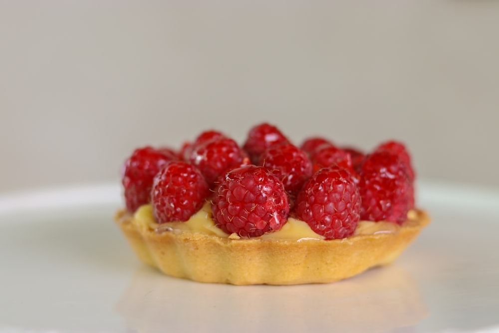 Torta di fragole su piatto di ceramica bianca