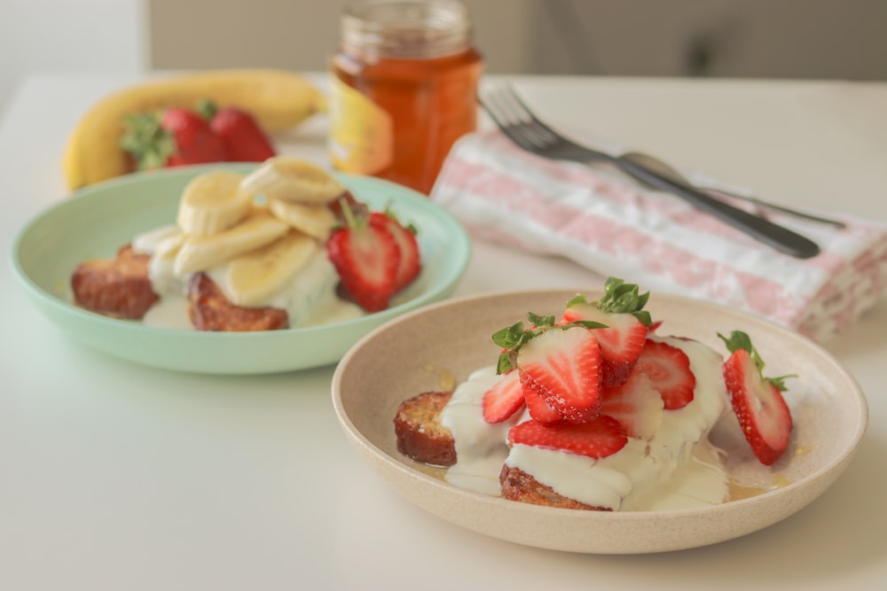 fraises tranchées sur assiette en céramique blanche