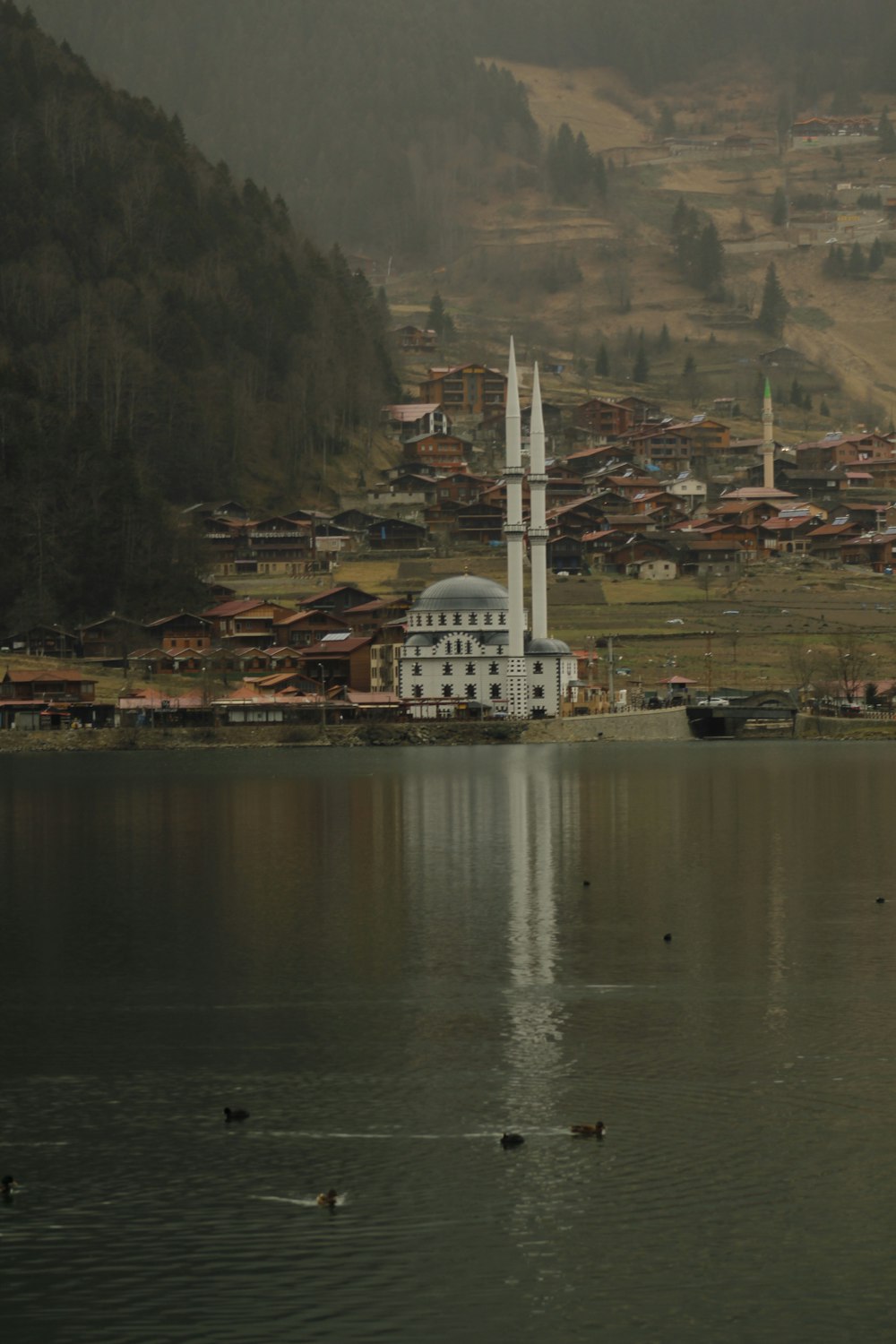 White Dome Gebäude in der Nähe von Gewässern während des Tages