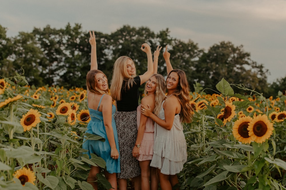 2 Frauen stehen tagsüber auf Sonnenblumenfeld