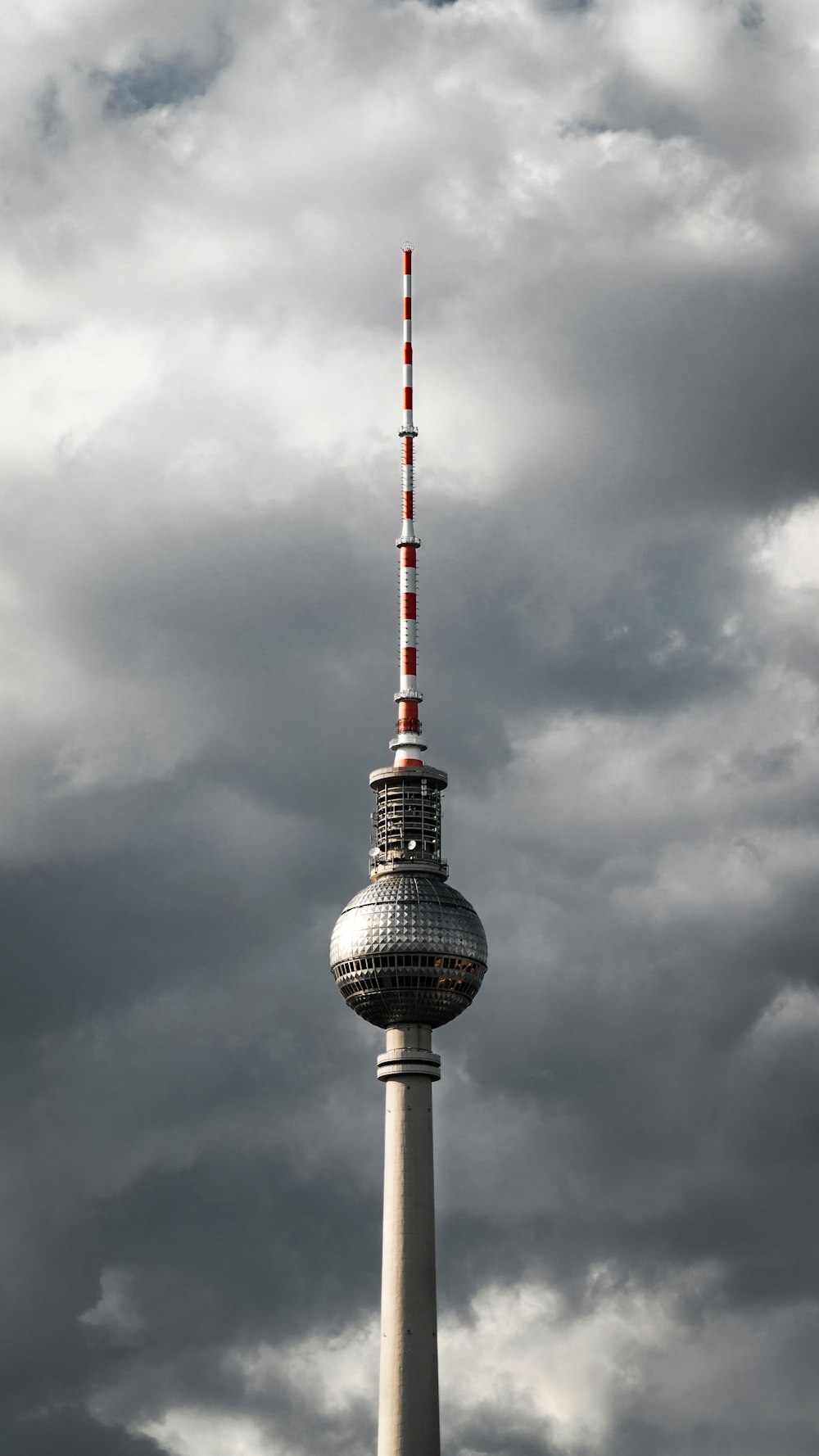 uma torre alta com uma bandeira vermelha e branca no topo