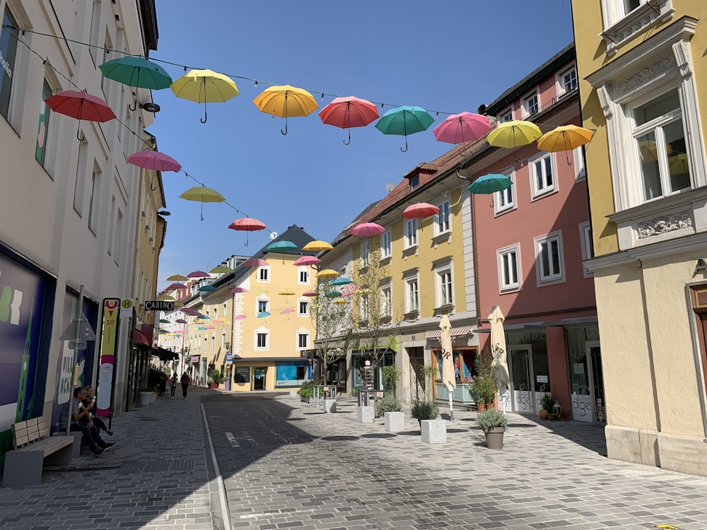 personnes marchant dans la rue avec un parapluie pendant la journée