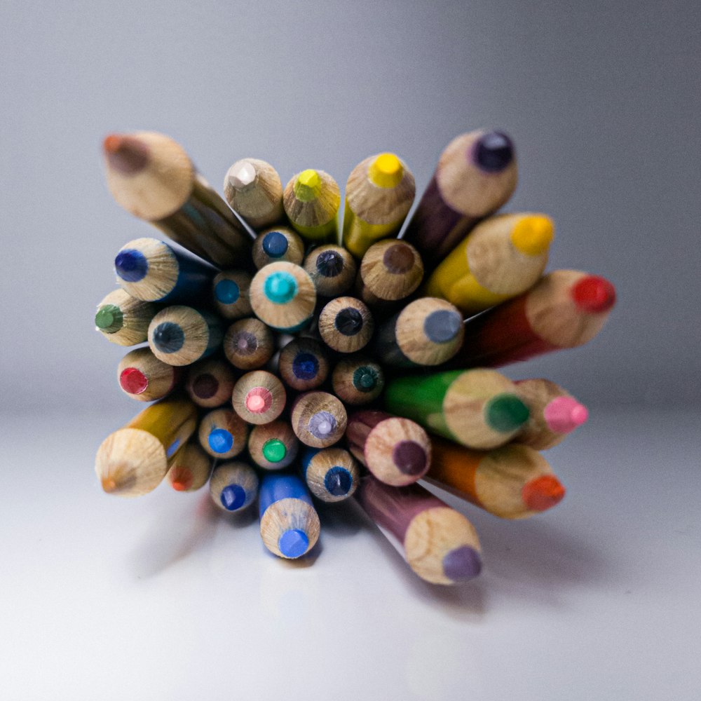 crayons de couleur jaunes, bleus et verts