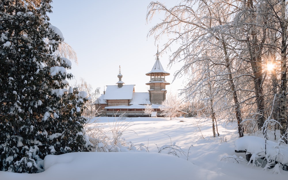 Weiß-braunes Betongebäude umgeben von schneebedecktem Boden