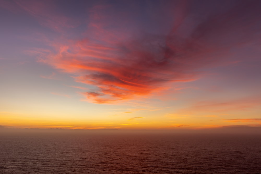 Cuerpo de agua bajo el cielo naranja y azul