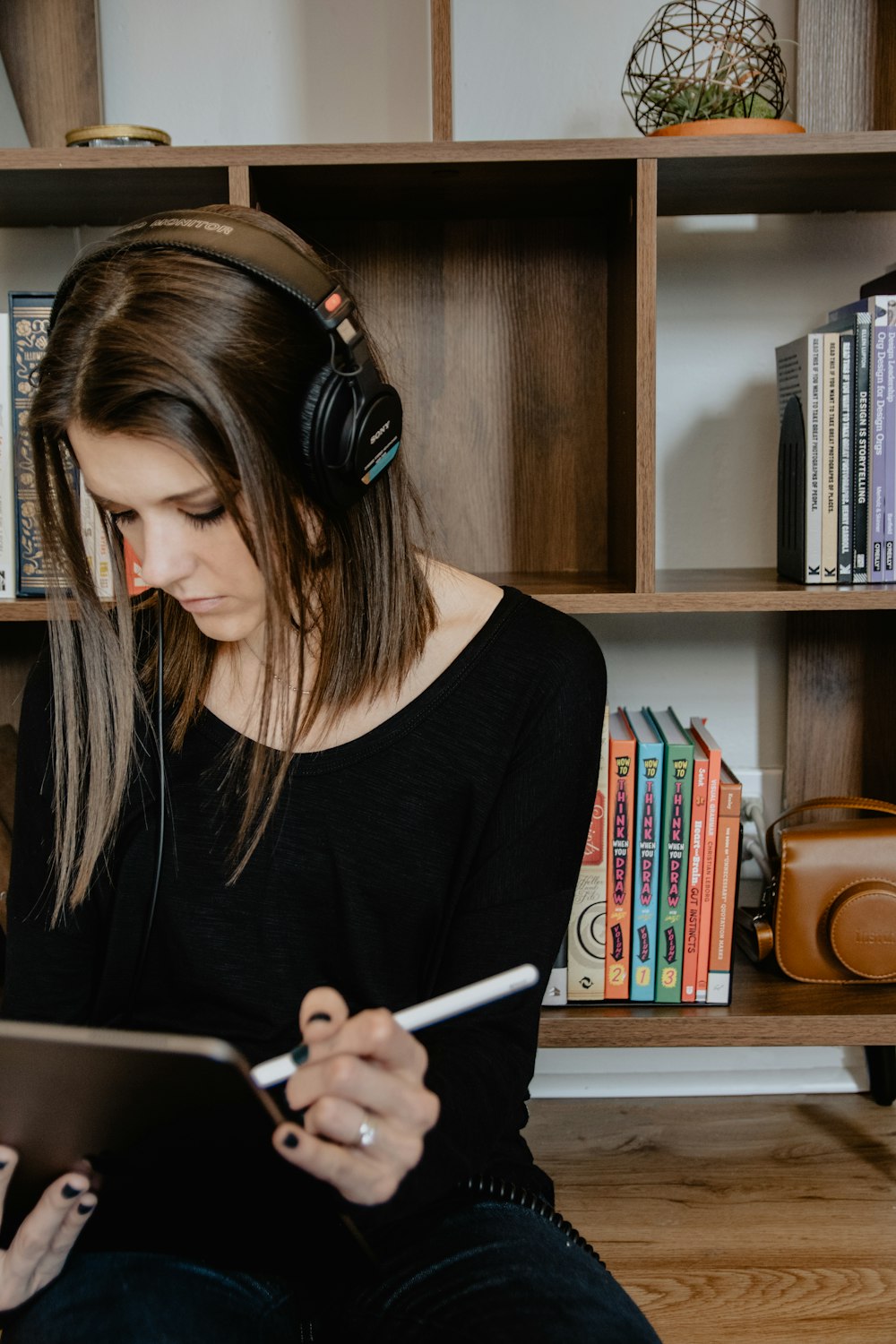 Una Niña De Fondo Azul Con Un Suéter Amarillo Con Auriculares En La Cabeza.  Foto de archivo - Imagen de audio, desgaste: 271931544