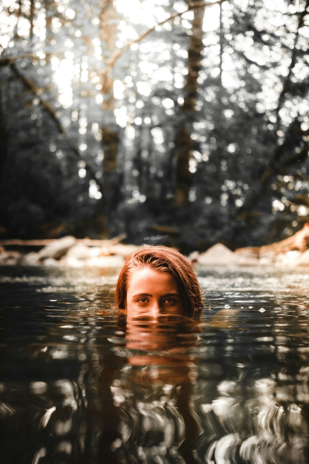 mujer en el agua durante el día