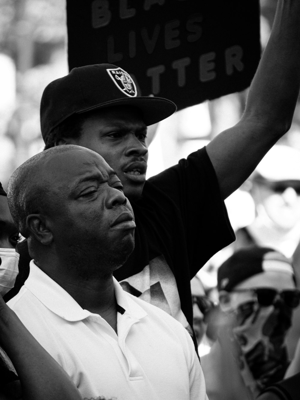 Hombre con polo blanco y gorra negra