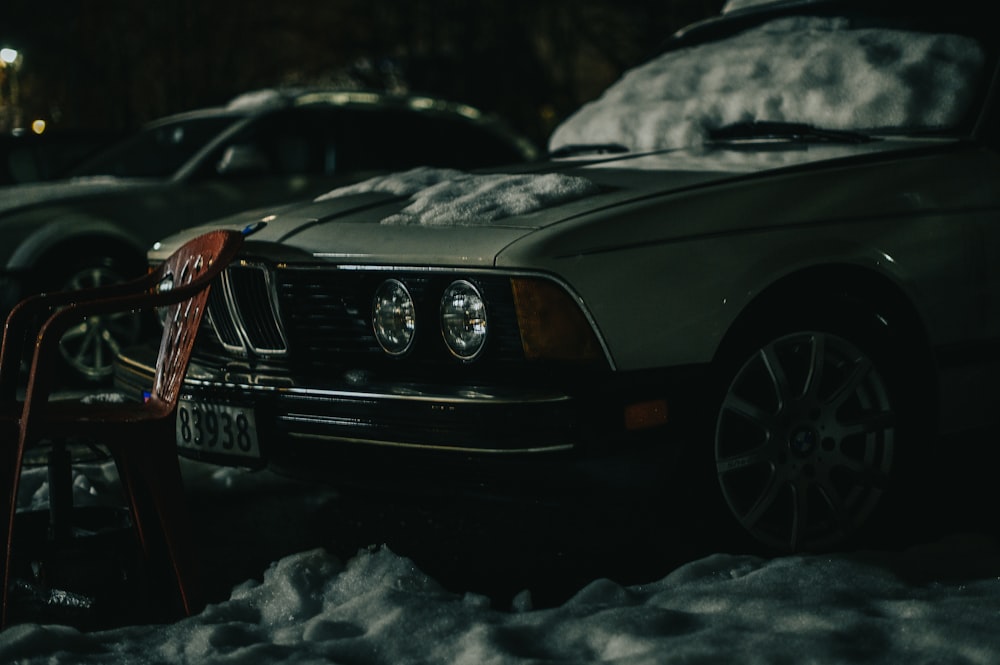 昼間は雪に覆われた地面を走る黒いメルセデスベンツ車