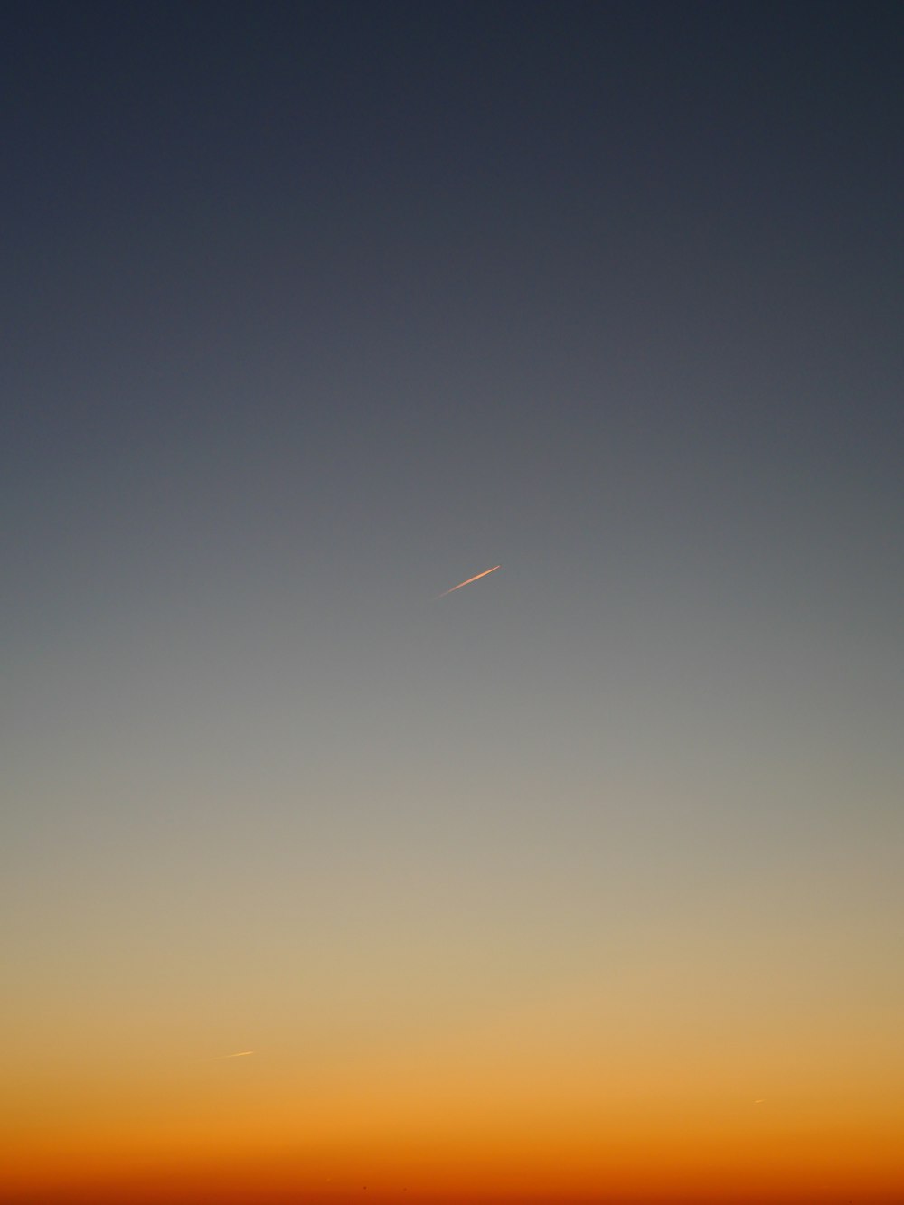 昼間は青空に白い雲