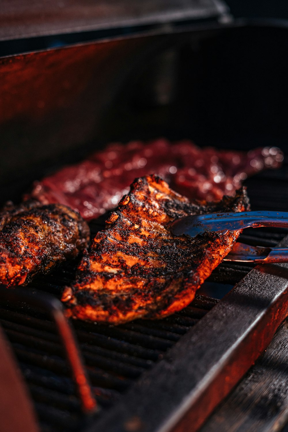 Viande grillée sur gril noir